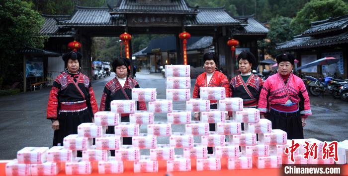 盛煌平台注册:(新春走基层)广西龙胜龙脊千年村寨民众喜领逾千万元“年终奖”