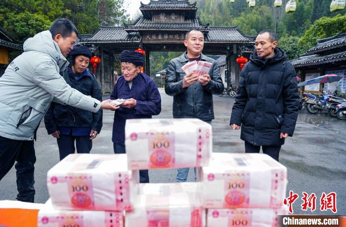 盛煌平台注册:(新春走基层)广西龙胜龙脊千年村寨民众喜领逾千万元“年终奖”