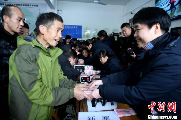 盛煌平台注册:(新春走基层)广西龙胜龙脊千年村寨民众喜领逾千万元“年终奖”