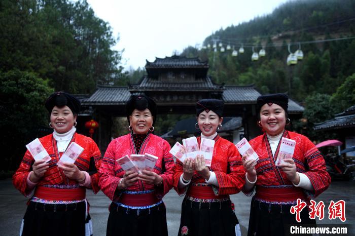 盛煌平台注册:(新春走基层)广西龙胜龙脊千年村寨民众喜领逾千万元“年终奖”